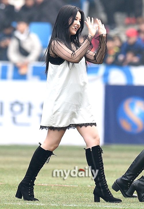 Momoland bieu dien o tran ra mat cua cong phuong anh 1