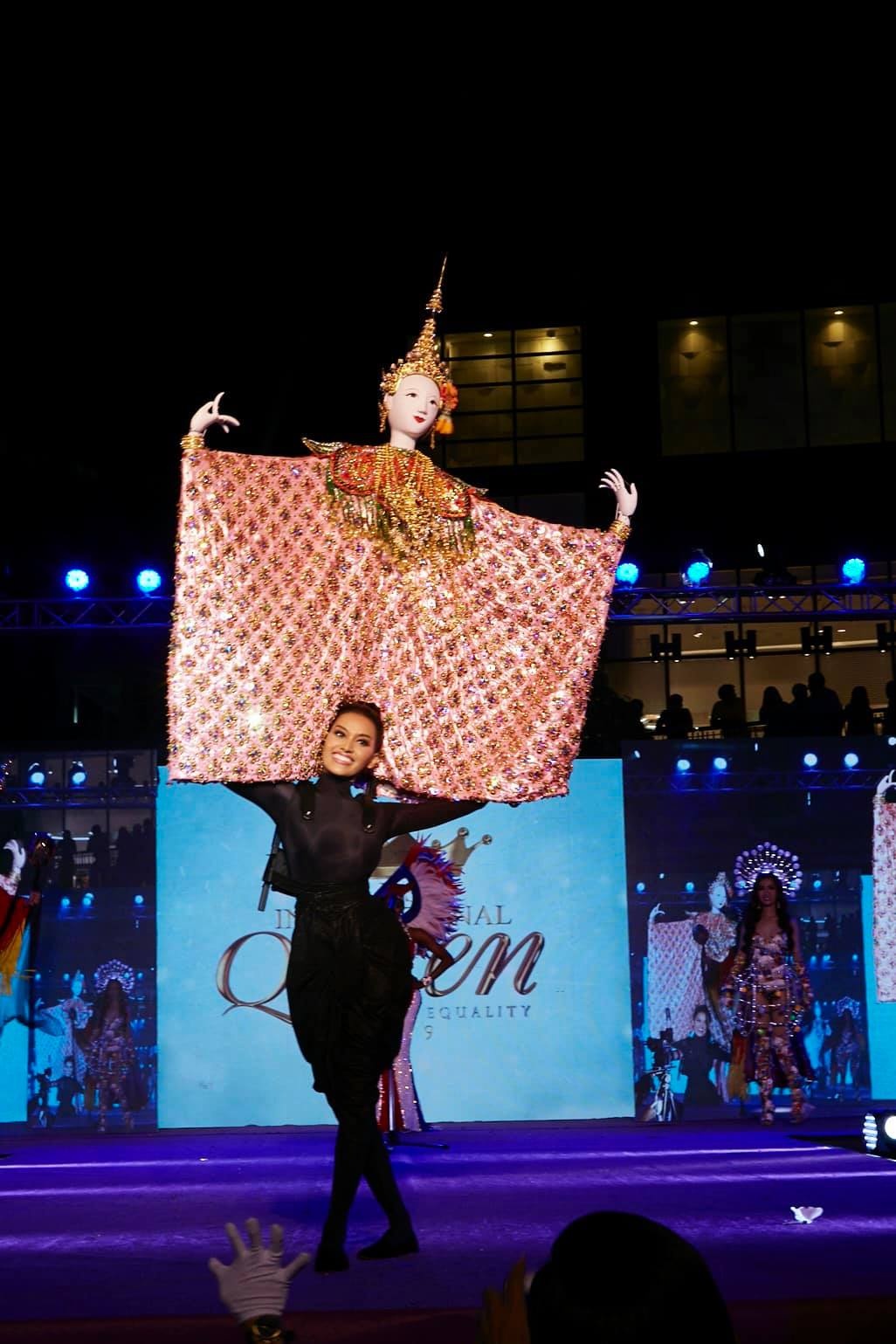 Trang phuc ky quac tai Hoa hau chuyen gioi anh 2