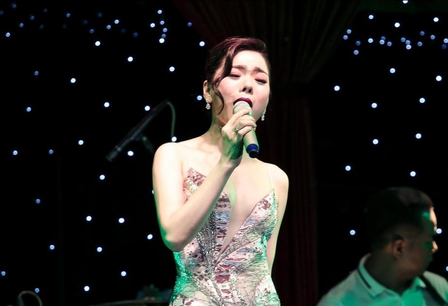 Le Quyen vi bolero tua nhu pho, 'an hoai khong biet ngan' hinh anh