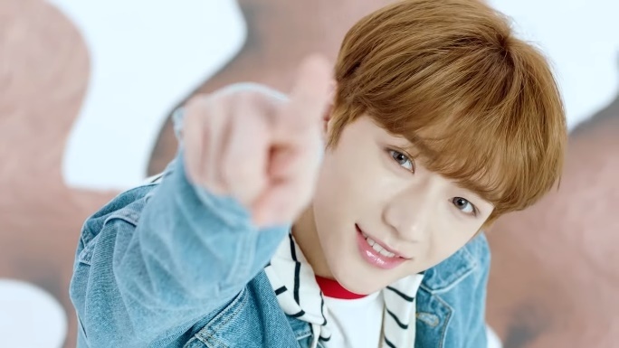 Dan em BTS chinh thuc ra mat, canh tranh nu hoang quyen ru Sunmi hinh anh