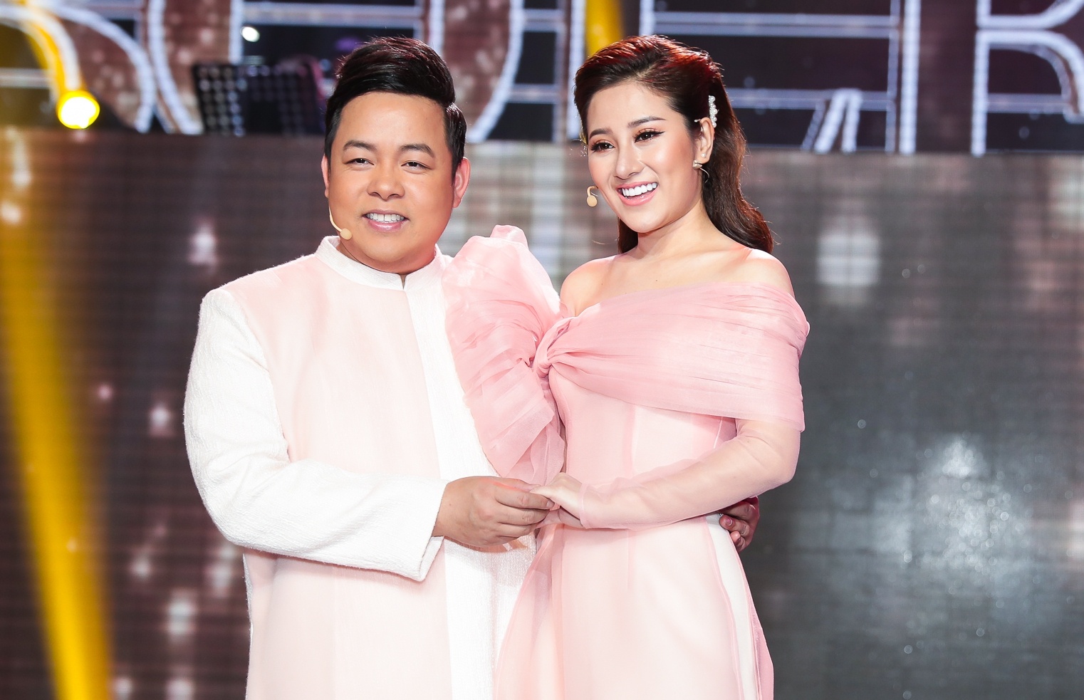 Giang Hong Ngoc goi cam sau khi sinh con anh 5