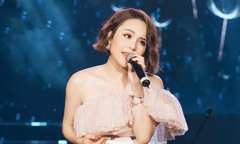 Thai Trinh chan nan, khong dam di hat hinh anh