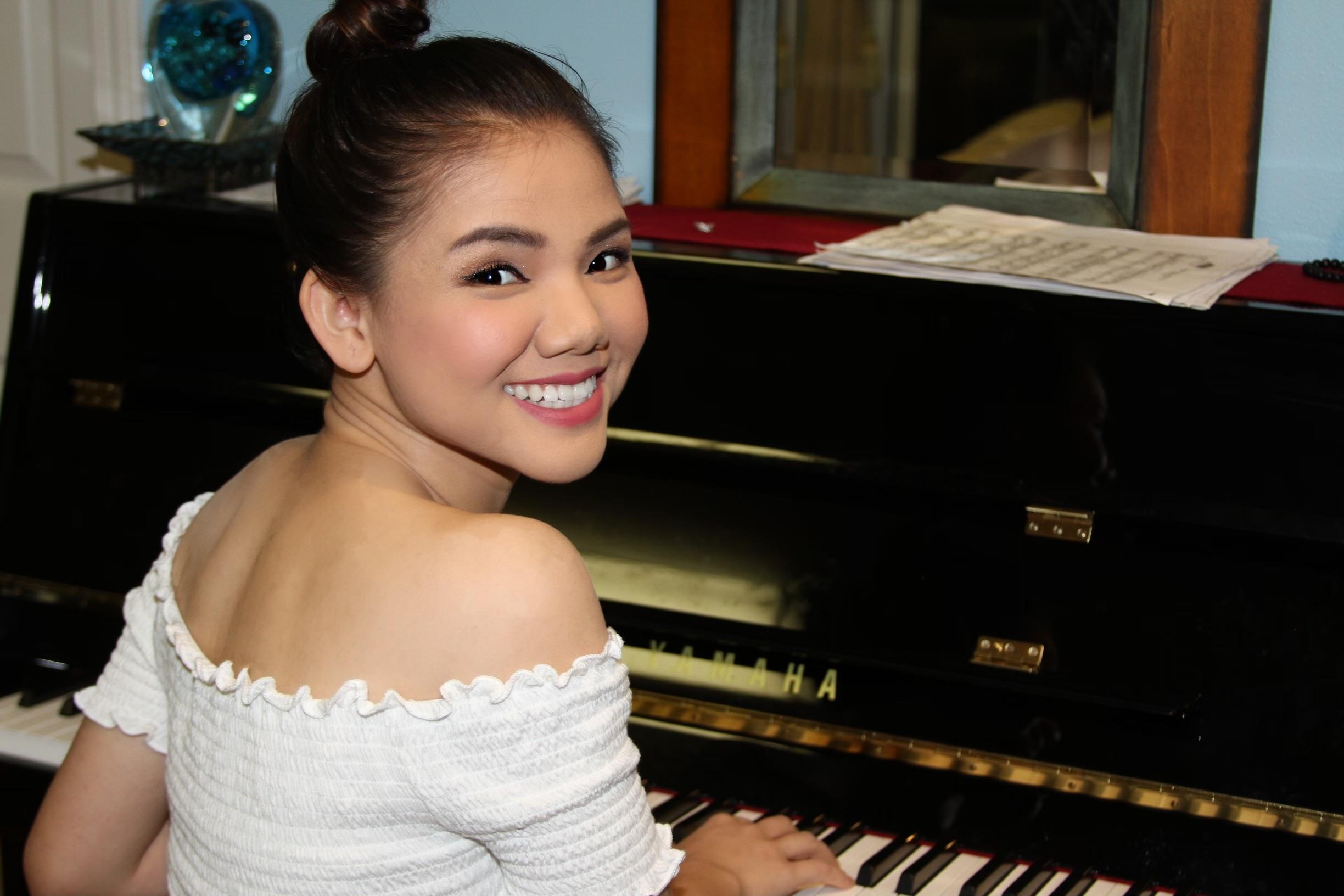 Co gai Viet 19 tuoi tap hat 2 tieng moi ngay cho vong 2 American Idol hinh anh