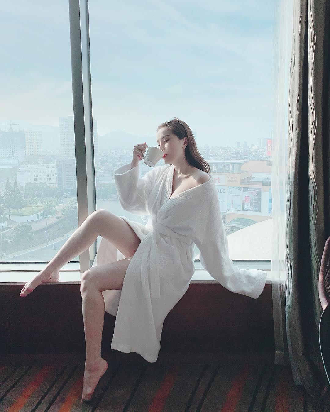 Sao viet khoe chan dai anh 4