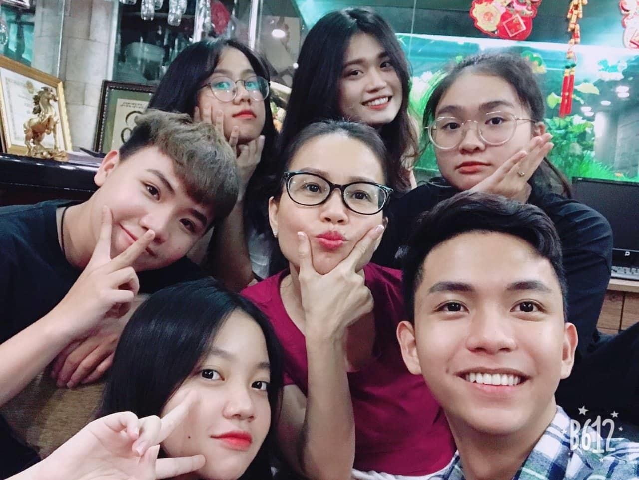 Hoc tro chuc mung sinh nhat Cam ly anh 1