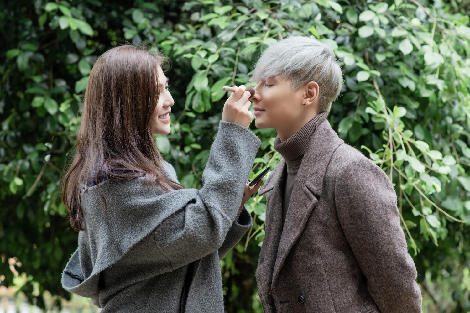 Chung hUyen thanh cham soc chong anh 1