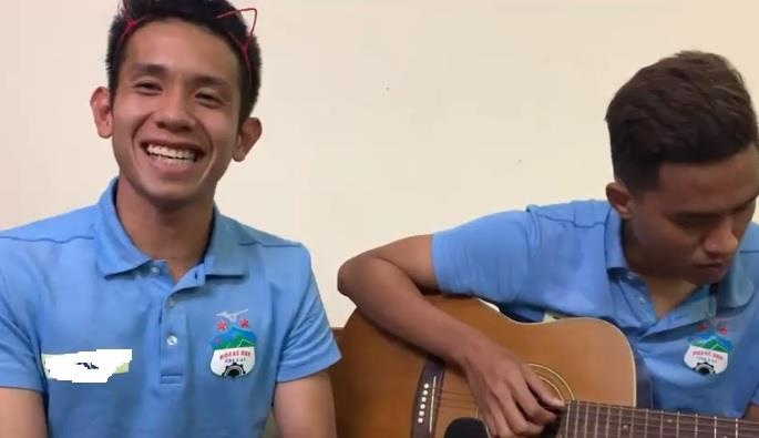 Hong Duy deo bom tai meo, hat ca khuc 'Yeu' hinh anh