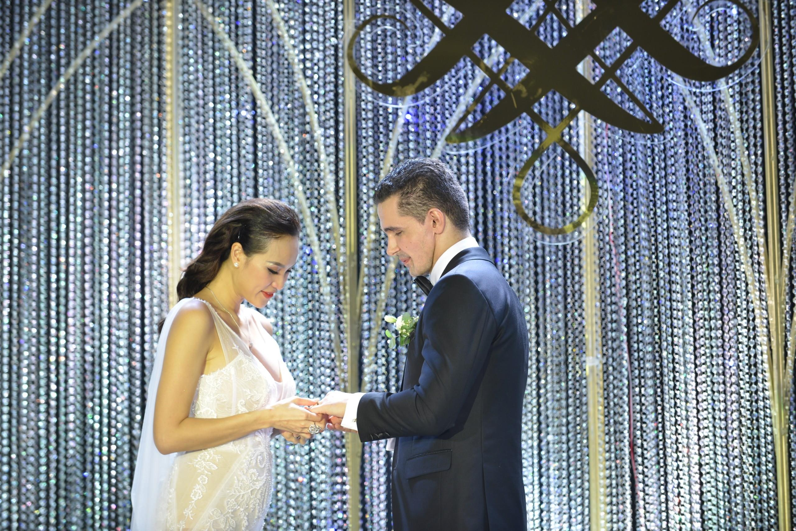 Phuong Mai trong ngay cuoi voi chong anh 7