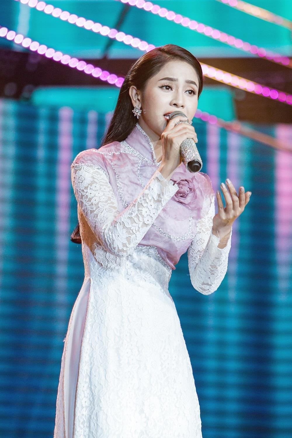 Ngọc nữ bolero khiến quang lê tranh giành ảnh 1 Ngoc nu bolero khien quang le tranh gianh anh 1