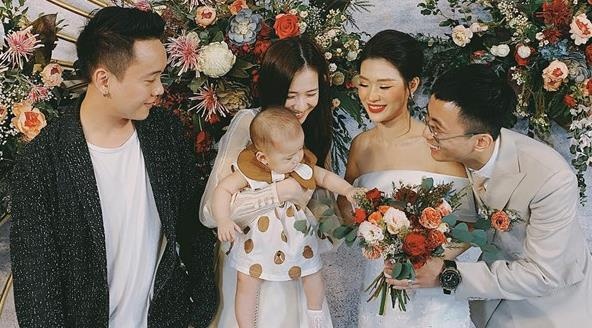 Dan sao Viet mung le cuoi chu nhan 'Yeu 5' va ban gai xinh dep hinh anh