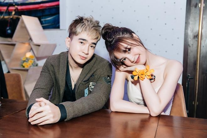 Ninh Duong Lan Ngoc va Chi Dan nam tay, than mat du lich Thai Lan hinh anh