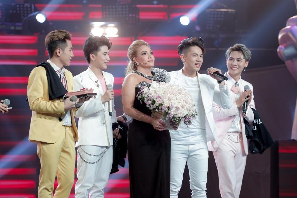 Thanh Ha bat khoc mung sinh nhat anh 1