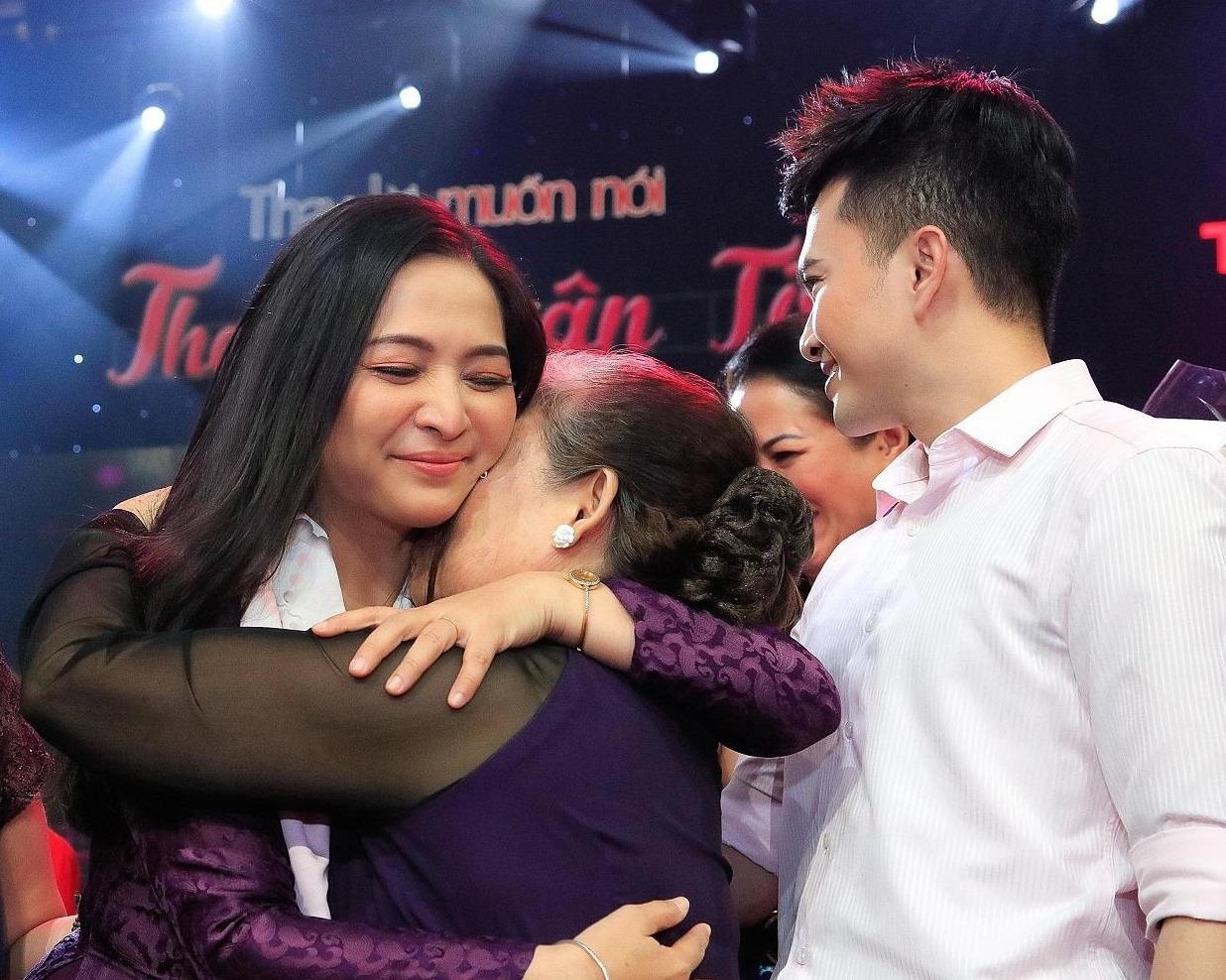 Quynh Huong khoc trong vong tay khan gia, chia tay Thay loi muon noi hinh anh