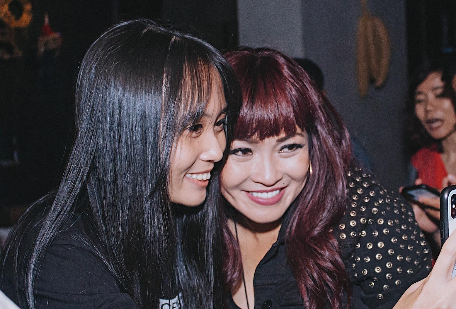 Con gai Phuong Thanh gay chu y khi den ung ho me hinh anh