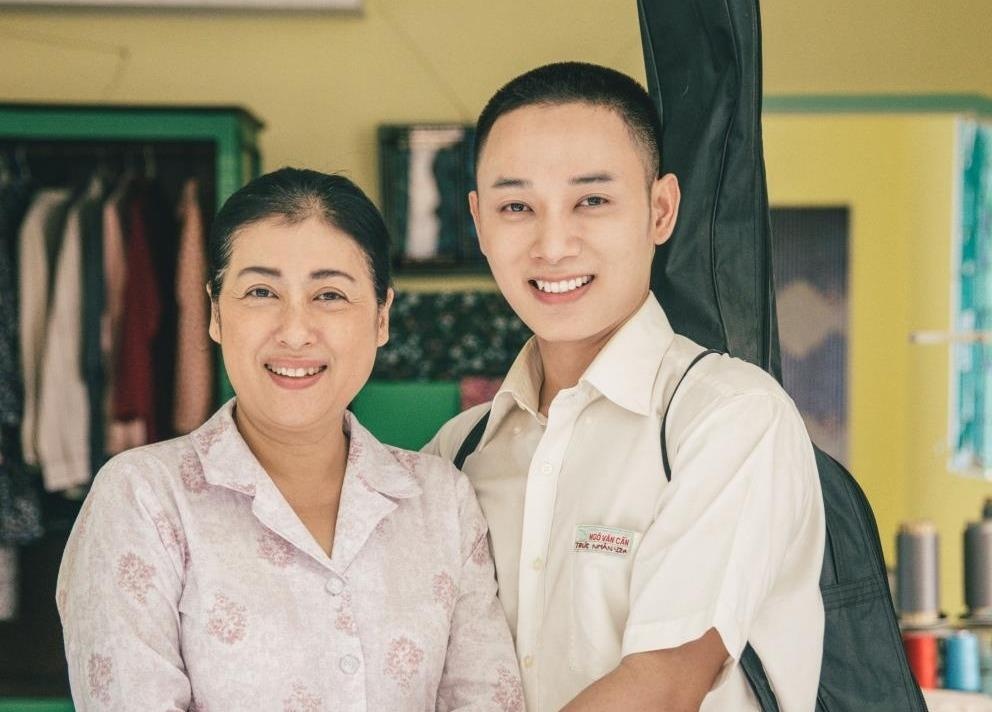 Hinh anh nguoi me bi con lang quen trong MV Truc Nhan gay xuc dong hinh anh
