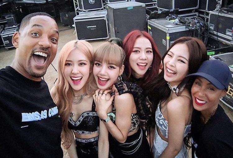 Gia dinh Will Smith vui ve chup hinh, bay to tinh yeu voi Black Pink hinh anh