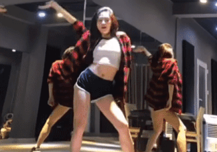 'Ban gai tin don' Trinh Thang Binh khoe eo, nhay sexy theo Black Pink hinh anh
