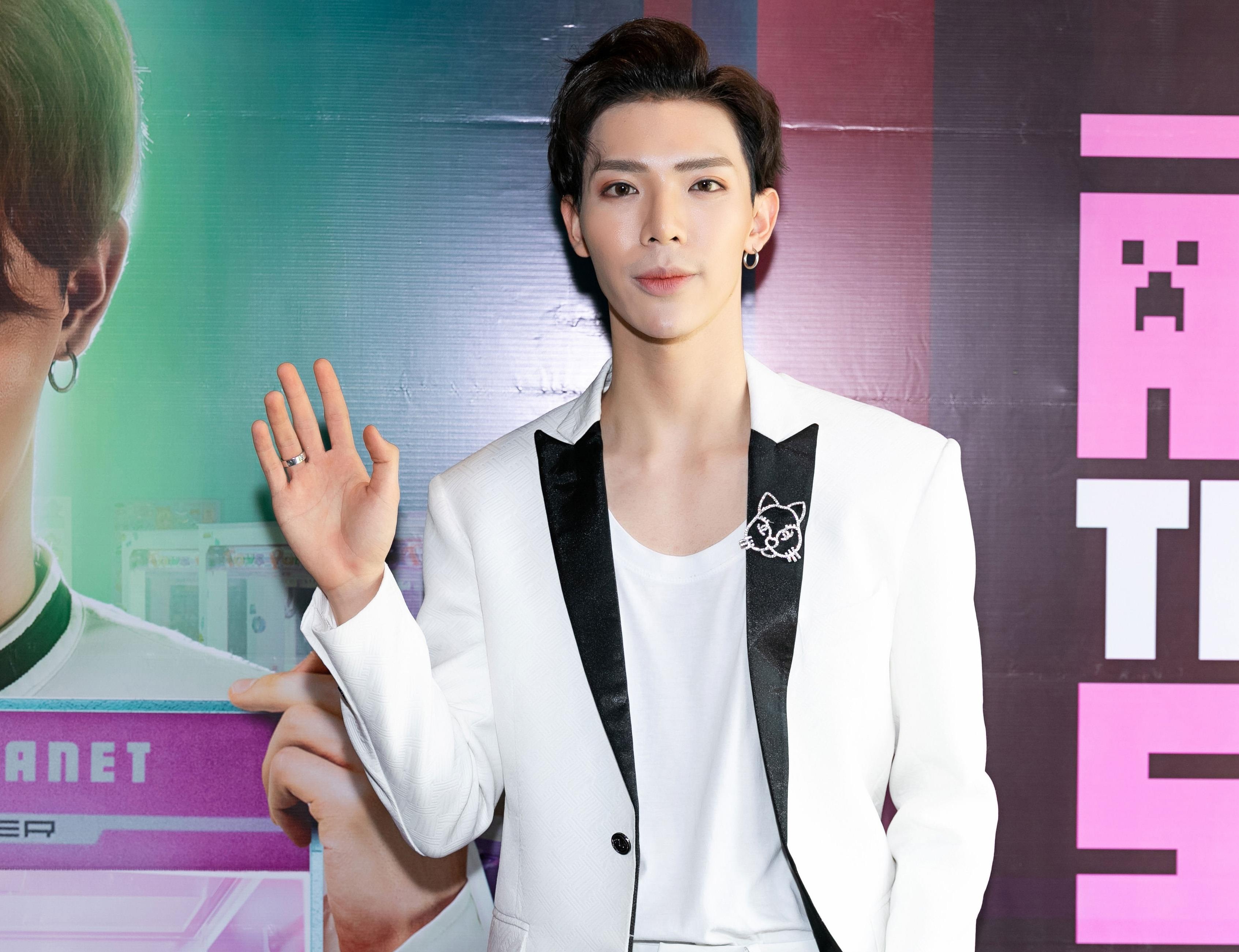 Erik ra mat MV moi anh 1