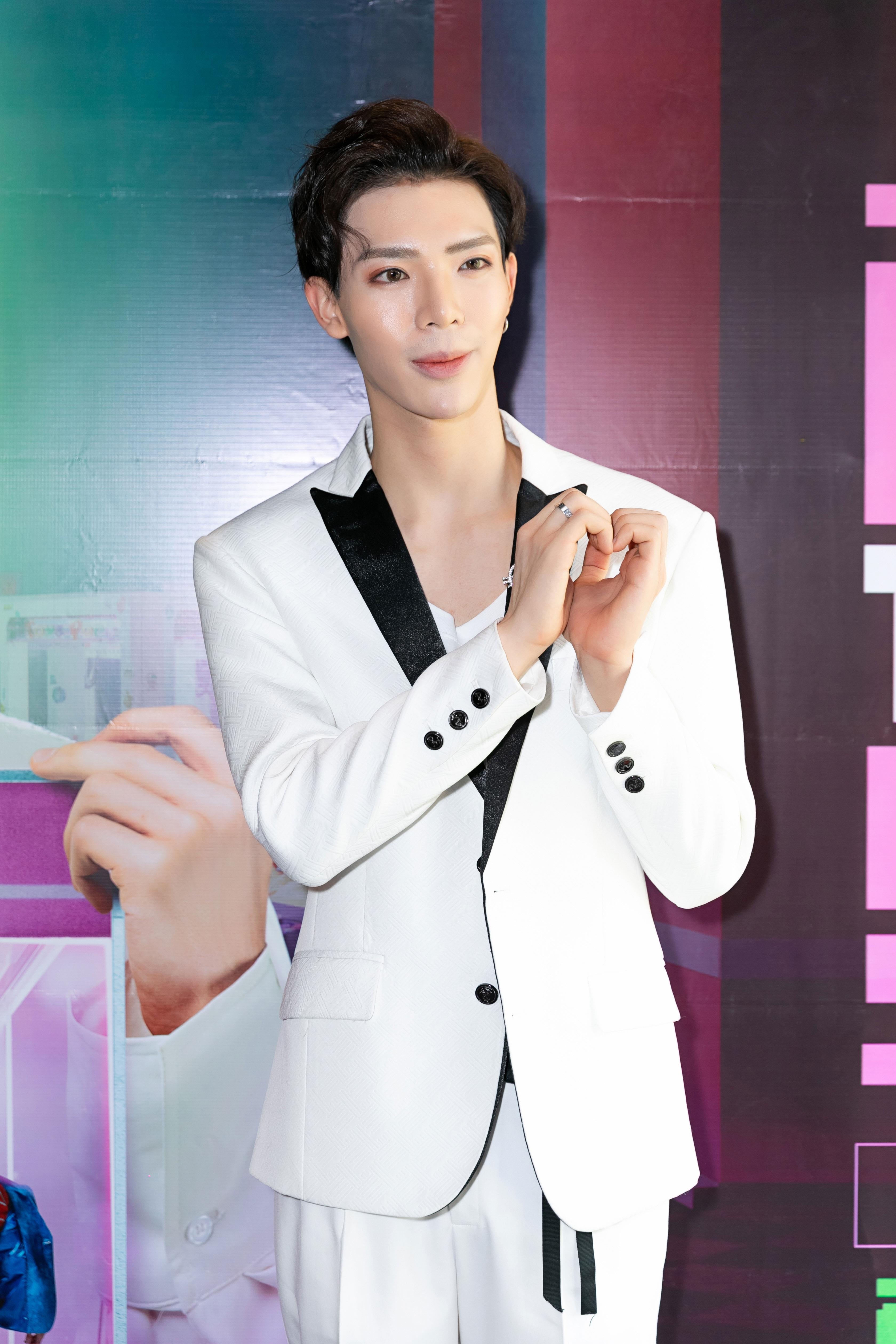 Erik ra mat MV moi anh 2