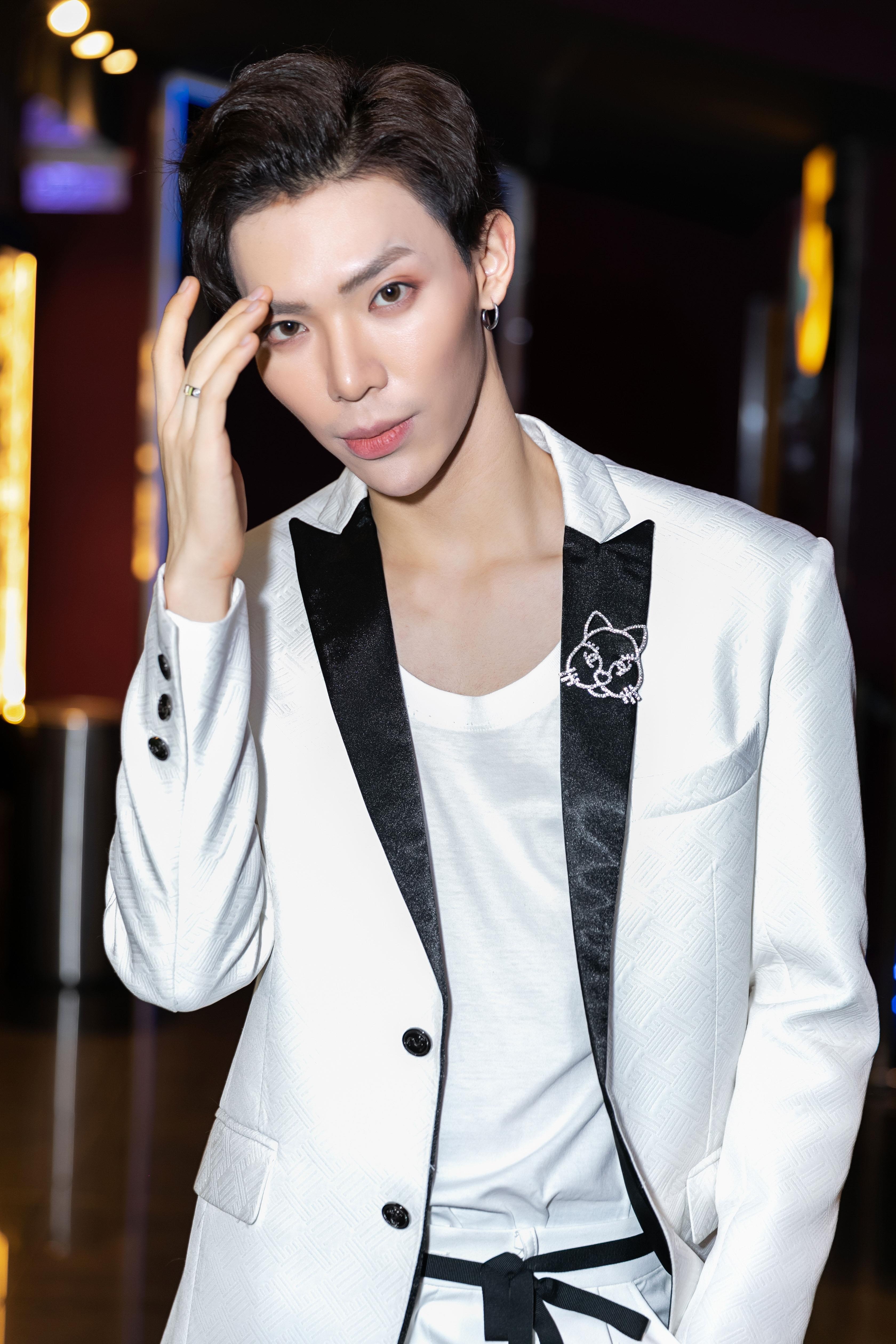 Erik ra mat MV moi anh 4