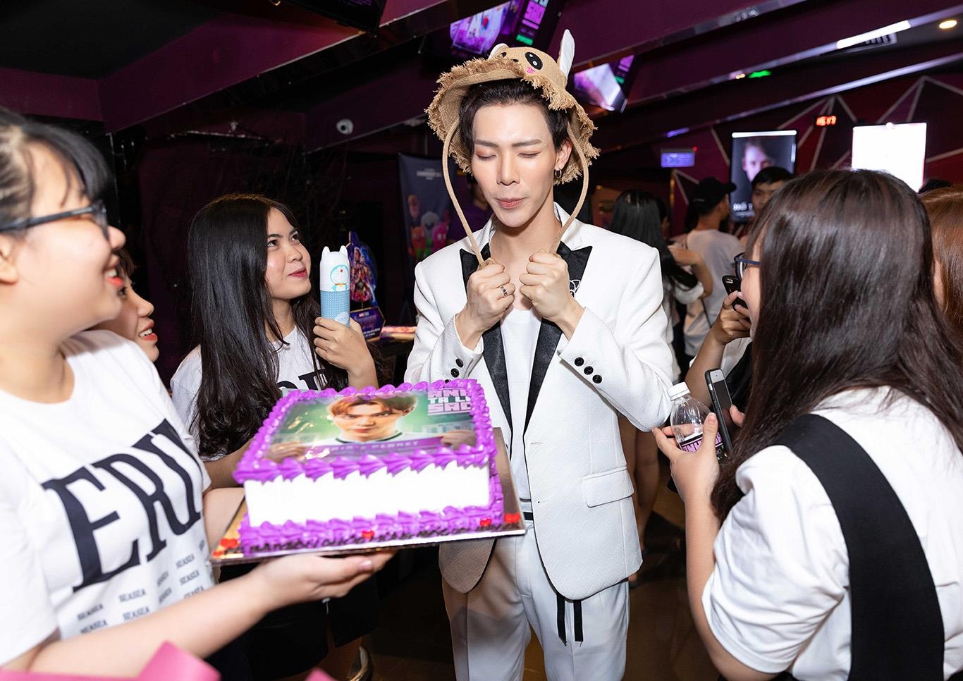 Erik ra mat MV moi anh 8