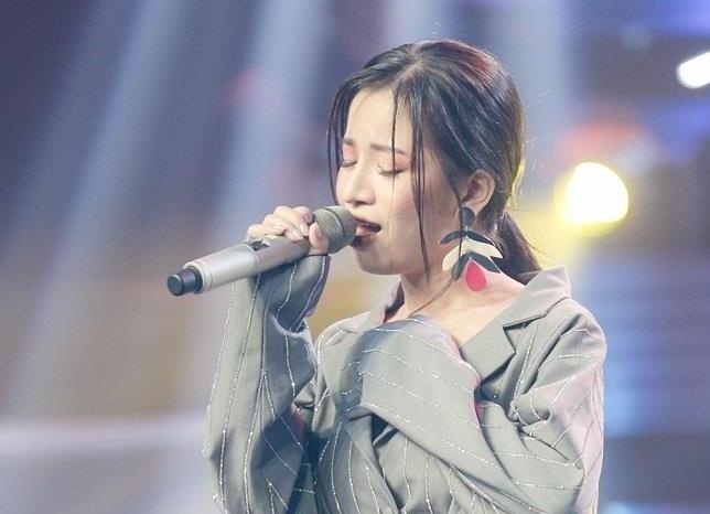 Tuan Hung dung sieu xe Ferrari chieu du co gai 23 tuoi hinh anh