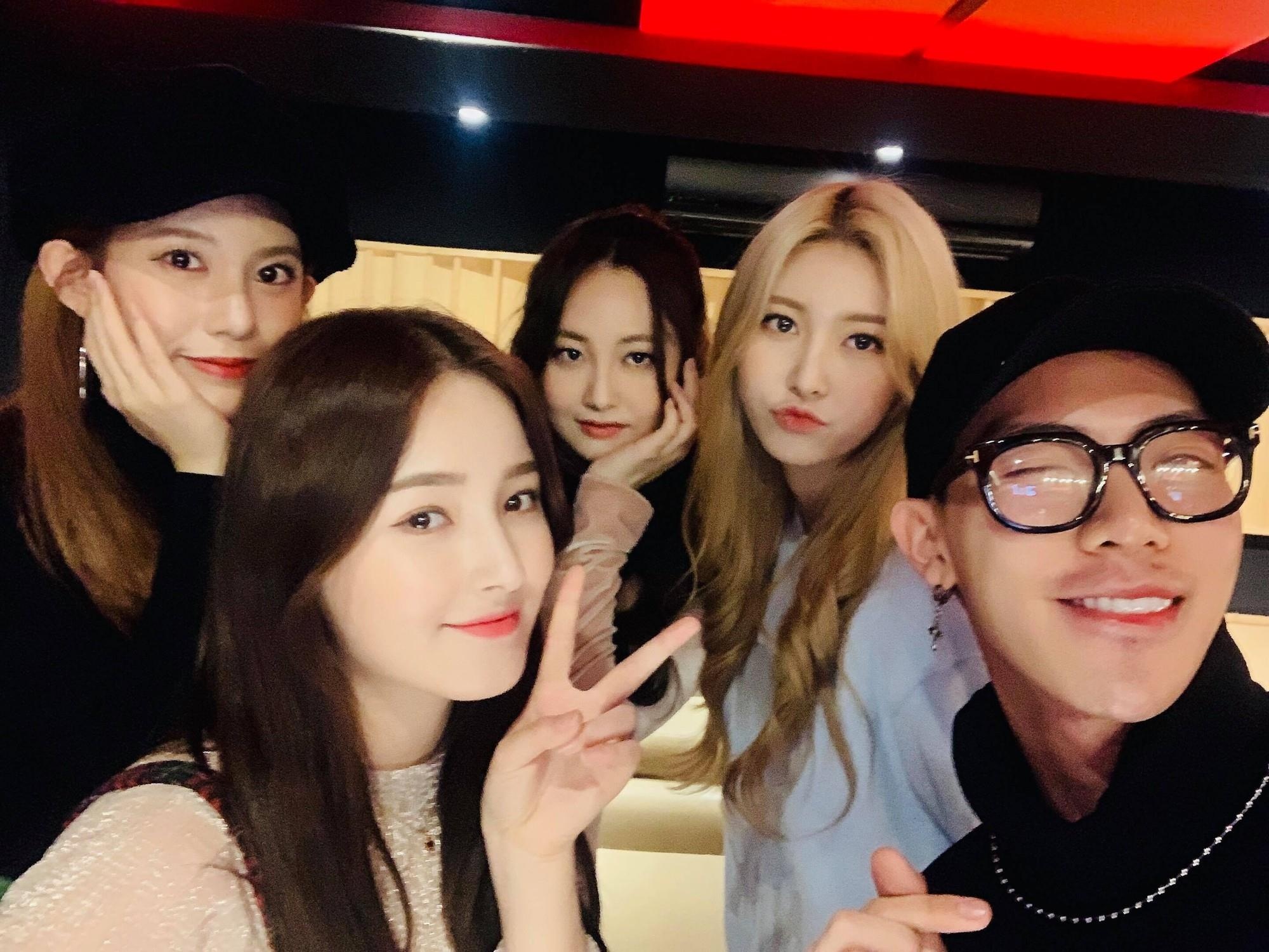 Erik hat ngot ngao, cam xuc khi hop tac Momoland hinh anh