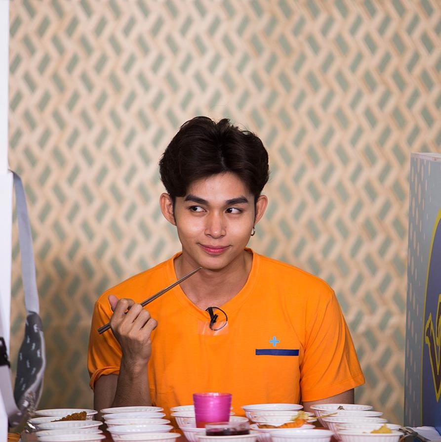 nhom nhac cua thanh vien chay di cho chi anh 9