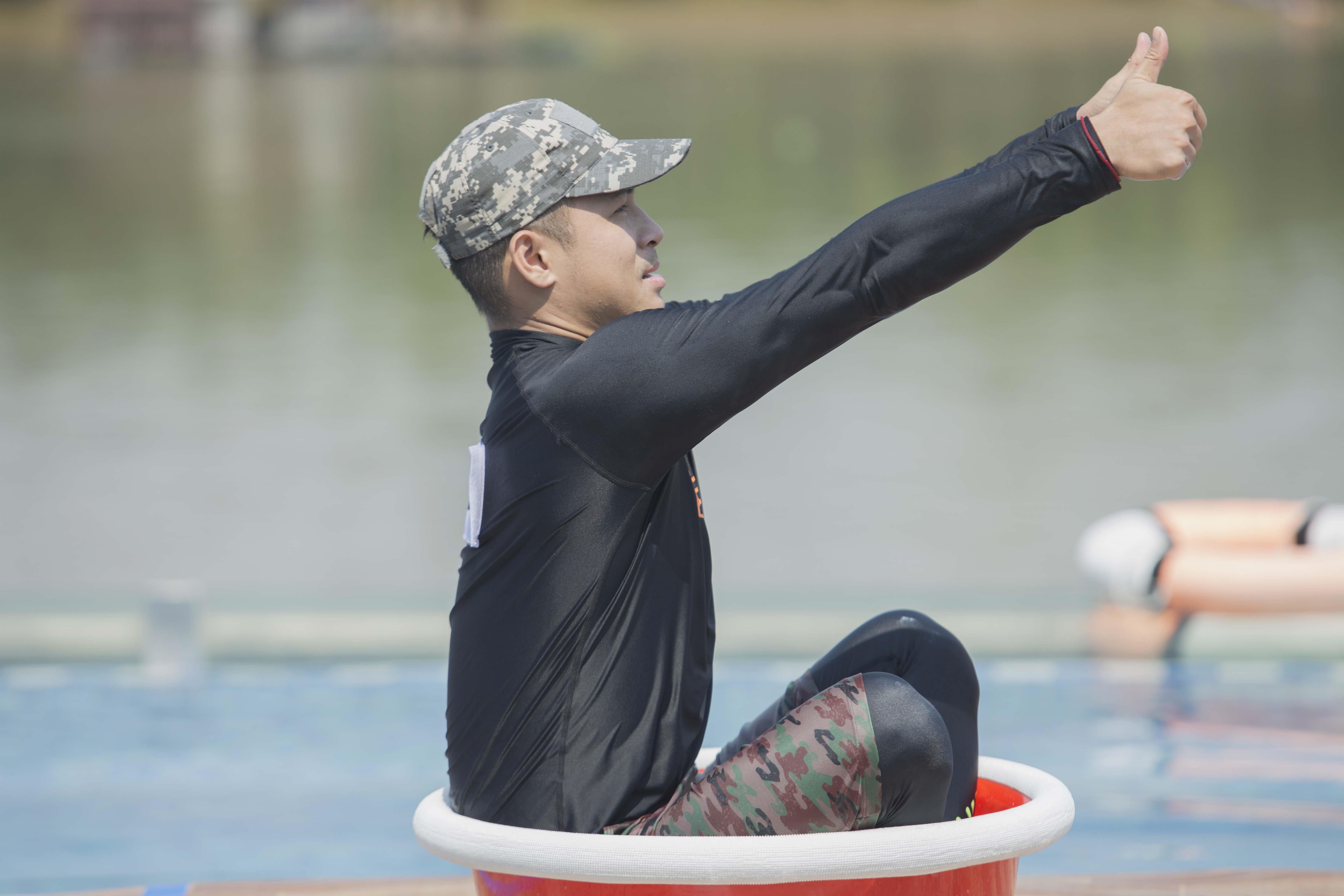 nhom nhac cua thanh vien chay di cho chi anh 6