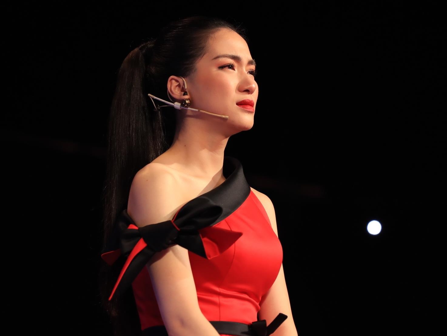 Hoa Minzy bat khoc khi bi che anh 2