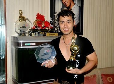 Akira Phan tu thoi lum xum den tang can anh 4