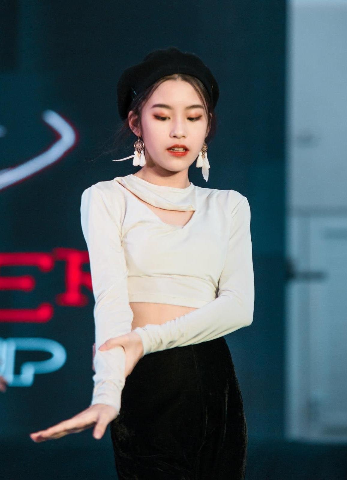 Co gai Viet gay chu y tai Han QUoc anh 4