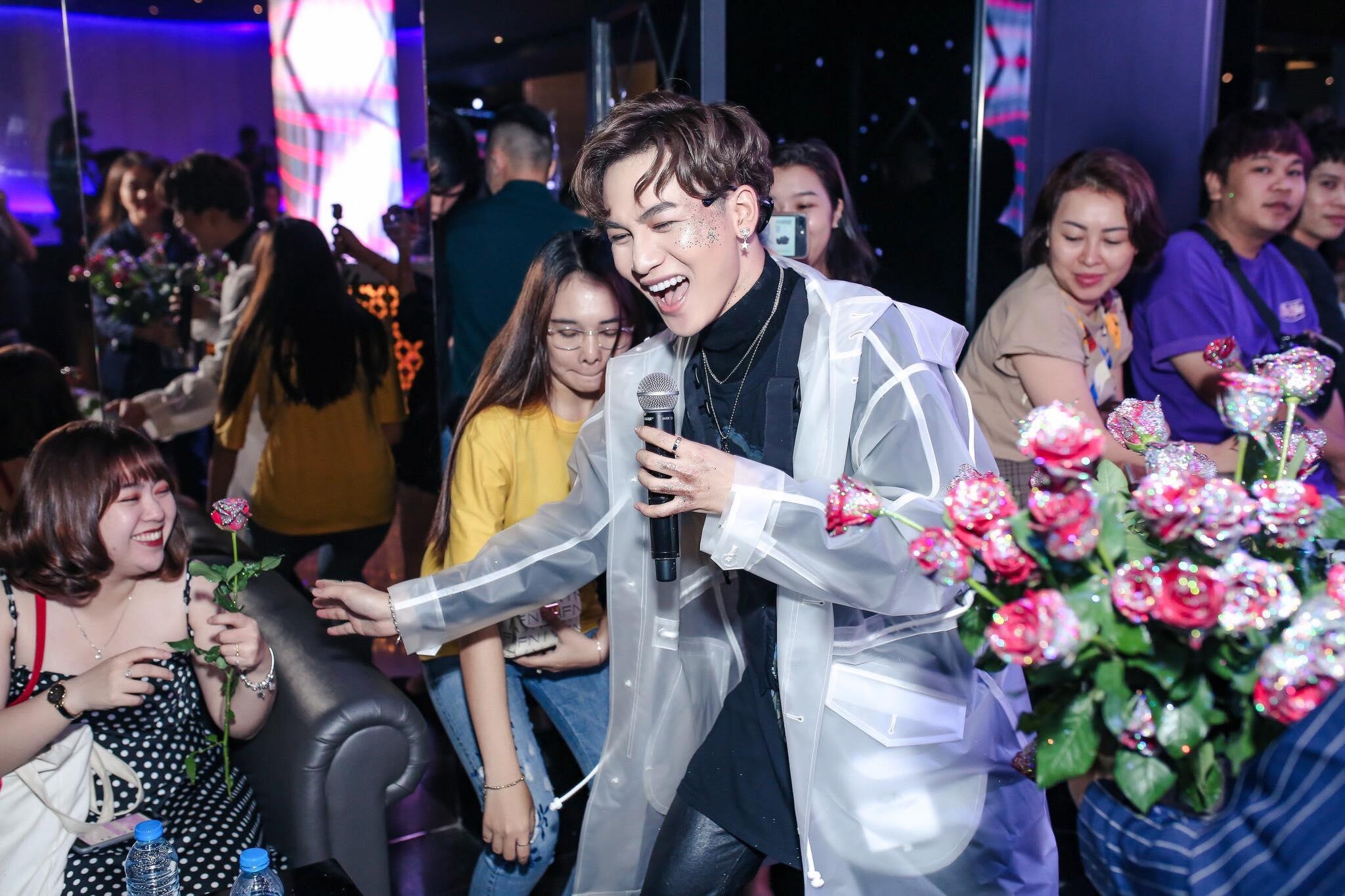 Ali Hoang Duong bat khoc anh 6