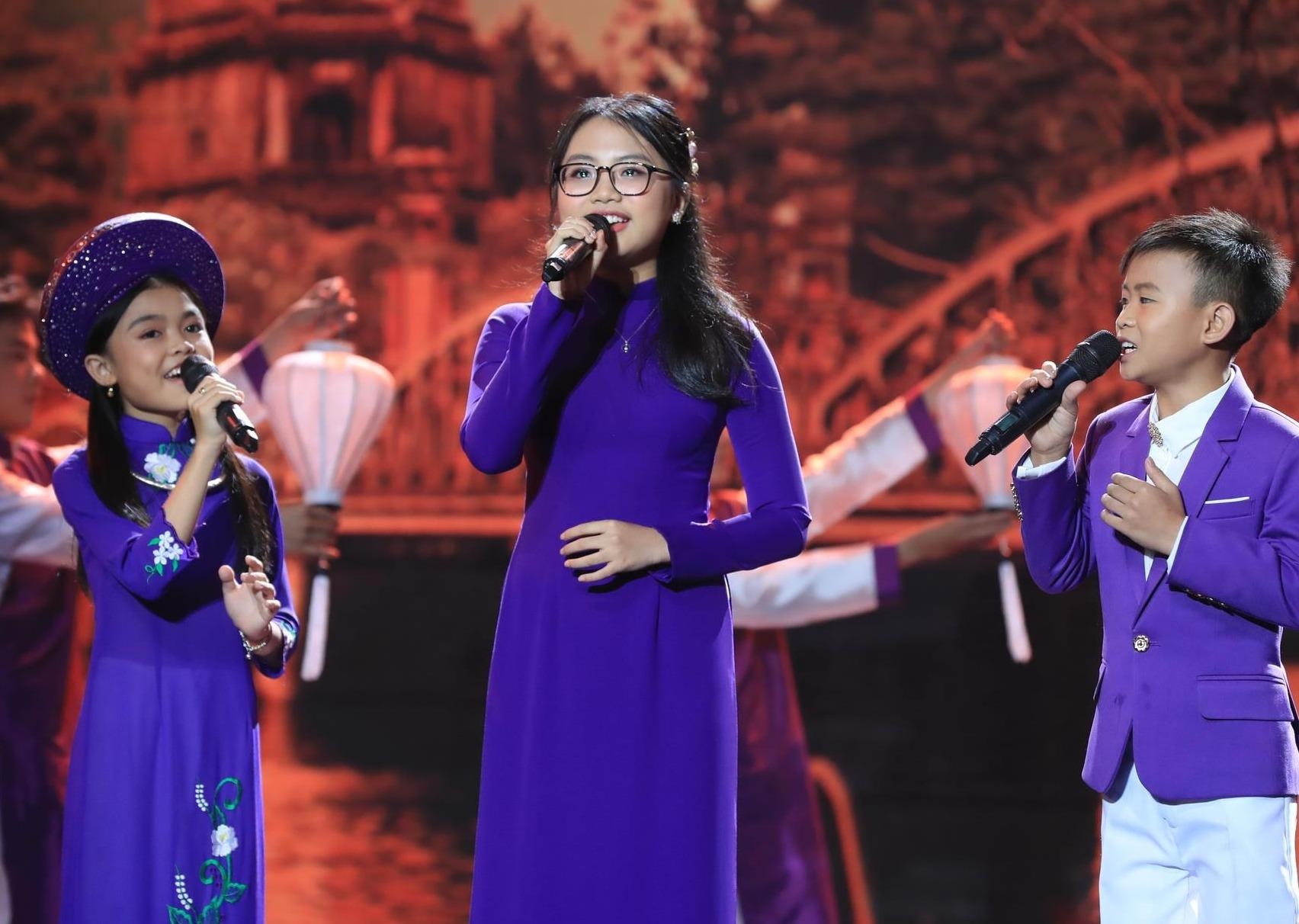 Phuong My Chi hat ngot 'Thuong ve mien Trung' cung thi sinh nhi hinh anh