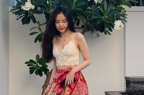 My nu cua nhom Apink dang anh du lich Da Nang hinh anh