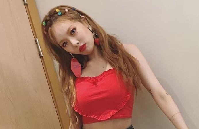 HyunA bieu dien goi cam bat chap su co tuot day ao hinh anh