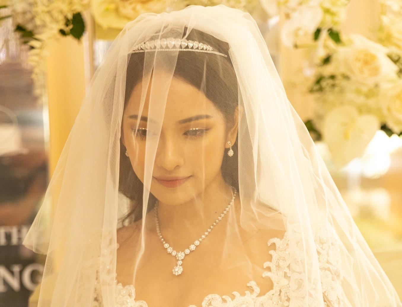 Vay cuoi duoi ca, thiet ke cau ky cua co dau Sara Luu hinh anh