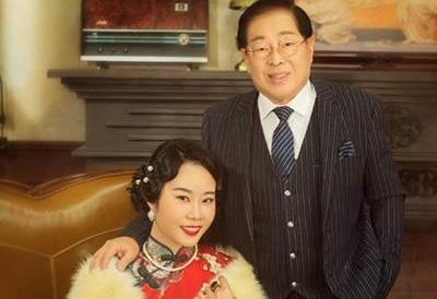 Qua khu dinh dam cua nu ca si 9X cuoi dai gia 71 tuoi hinh anh