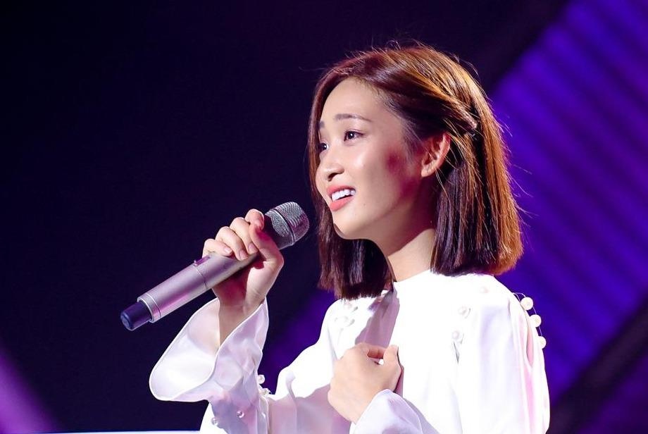Khan gia bat binh to The Voice 'lua dao', giam khao thien vi hot girl hinh anh
