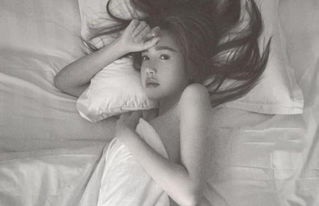 Elly Tran bi phan ung khi khoe anh goi cam qua da hinh anh