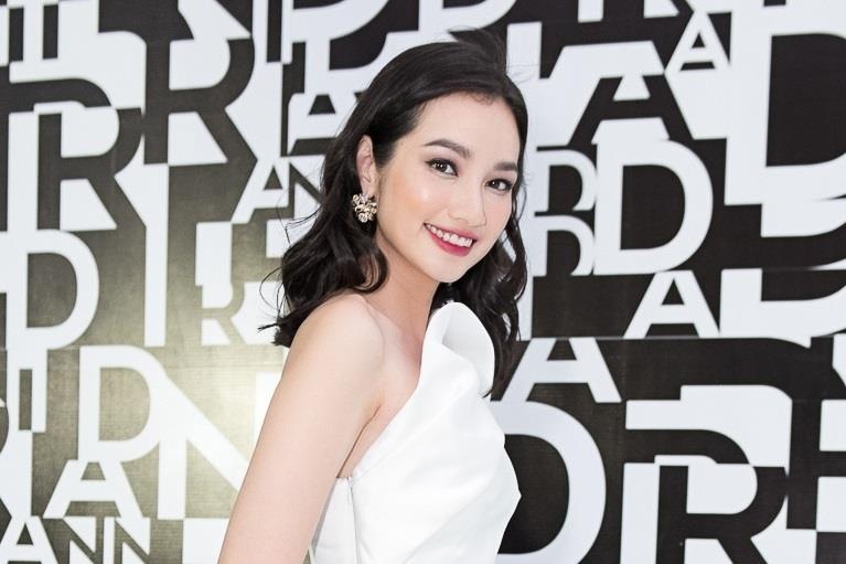 Truc Diem xuat hien xinh dep, goi cam sau hinh anh mat loi, mat sung hinh anh