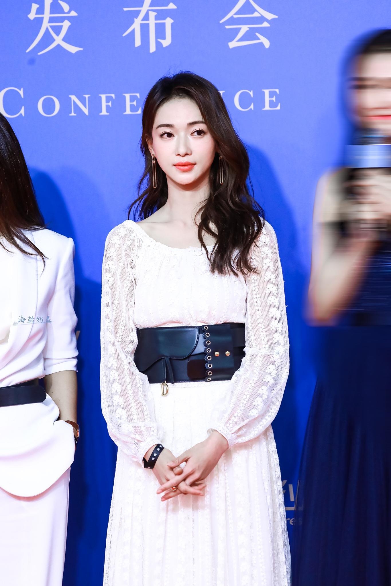 ngo can ngon xinh dep tren tham do anh 2