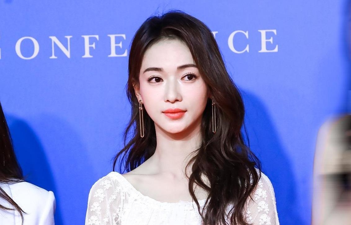 Ngo Can Ngon noi bat ben dan sao Trung Quoc tren tham do hinh anh