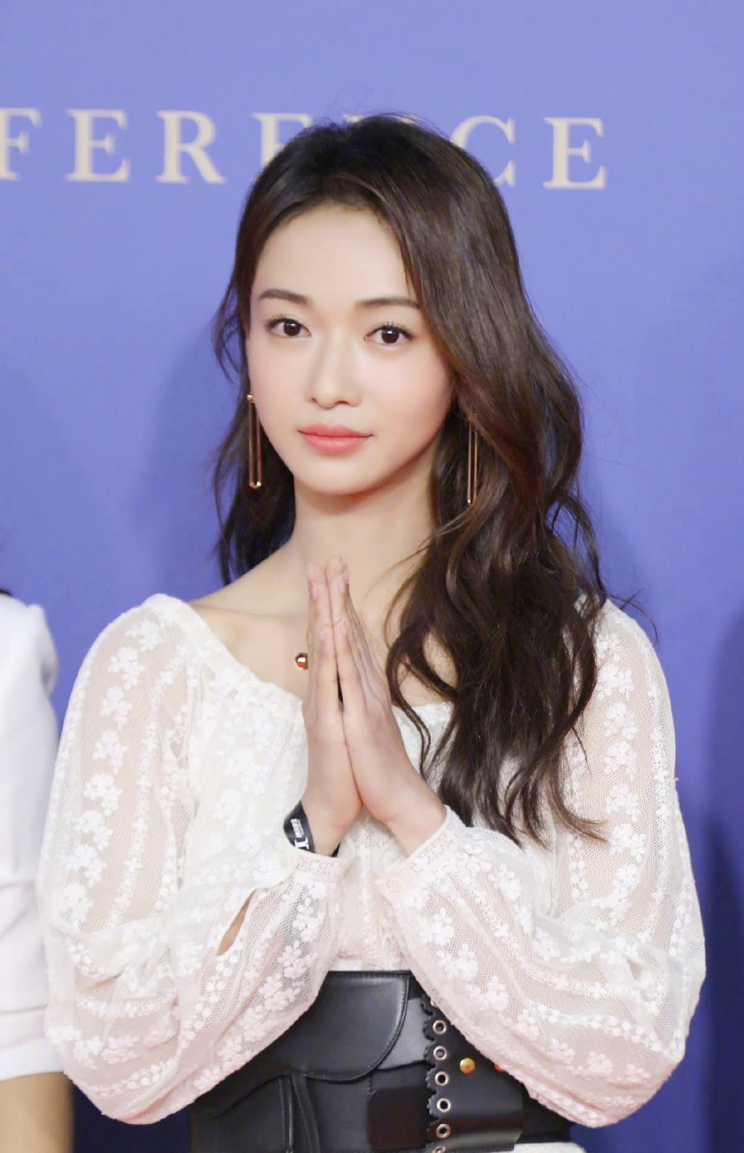 ngo can ngon xinh dep tren tham do anh 1