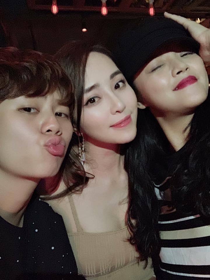 Quynh Nga truoc ve nha di con anh 1