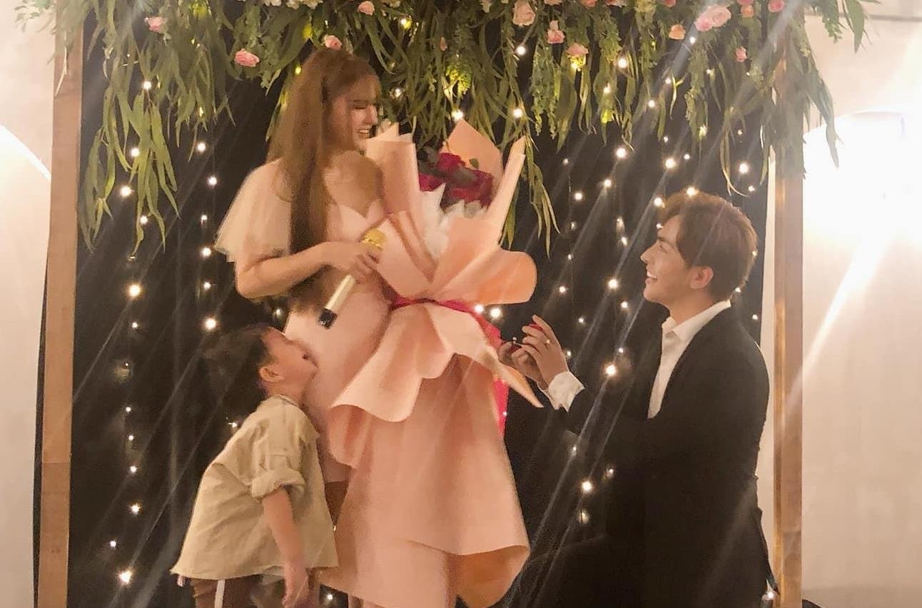 Kin Nguyen cau hon Thu Thuy truoc su chung kien cua ban be hinh anh