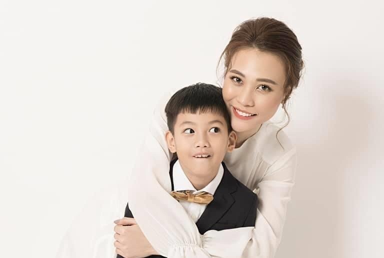Dam Thu Trang dang anh than mat voi con trai Cuong Do La - Ho Ngoc Ha hinh anh