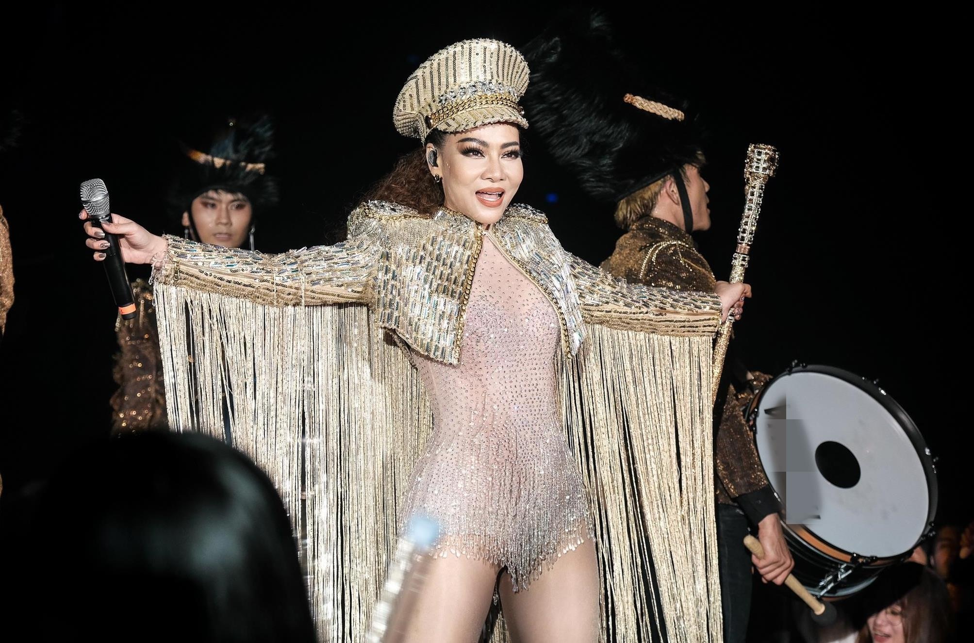 Thu Minh mac do cau ky, lien tuc nhan manh danh xung diva hinh anh