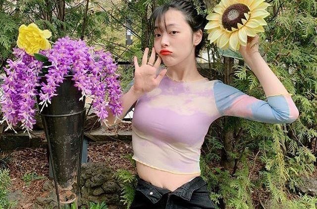Nhung lan Sulli khong mac noi y xuong pho bat chap chi trich hinh anh