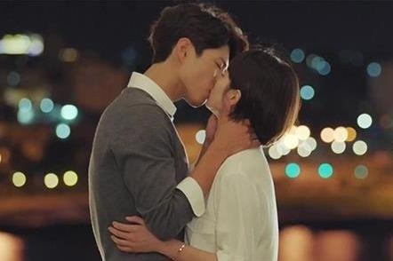 My nam kem 12 tuoi bi don ngoai tinh voi Song Hye Kyo la ai? hinh anh